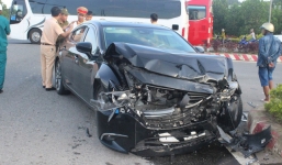 Xe cấp cứu va chạm ôtô 4 chỗ, nữ y tá văng ra đường thương nặng